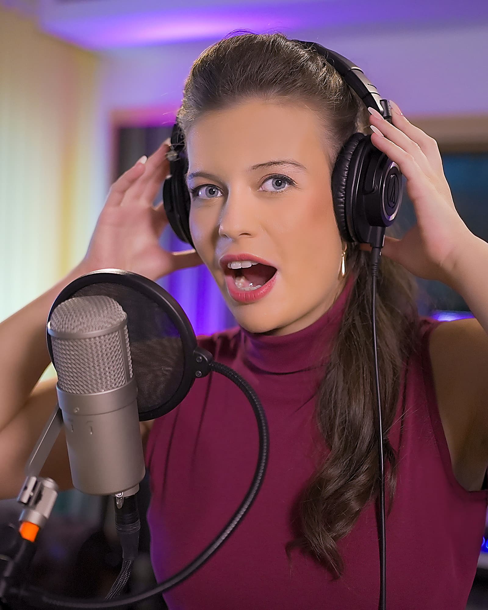 GLORIALLE singing in the recording studio